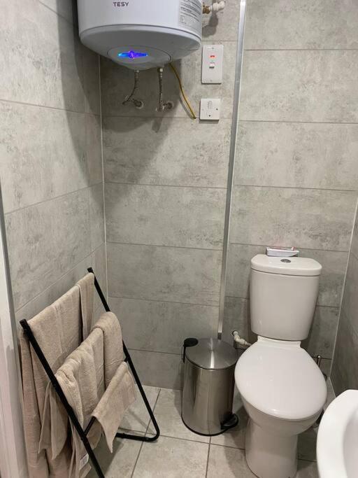 A Spacious Double Bed Studio Stoke-on-Trent Экстерьер фото