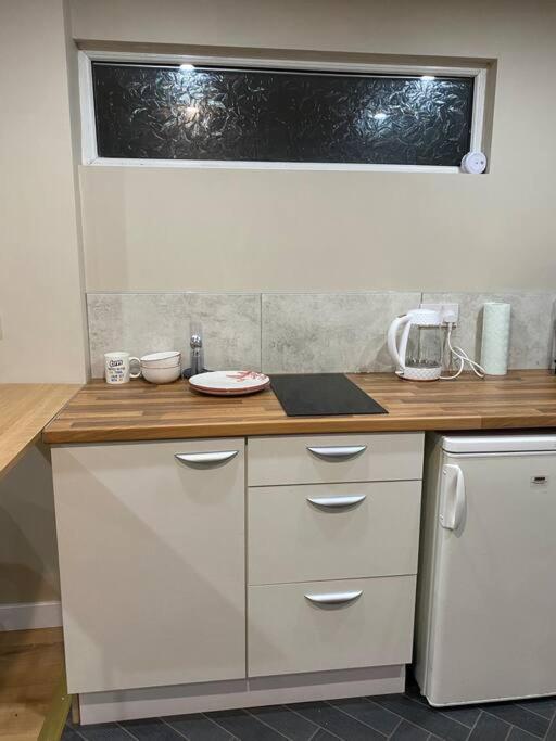 A Spacious Double Bed Studio Stoke-on-Trent Экстерьер фото